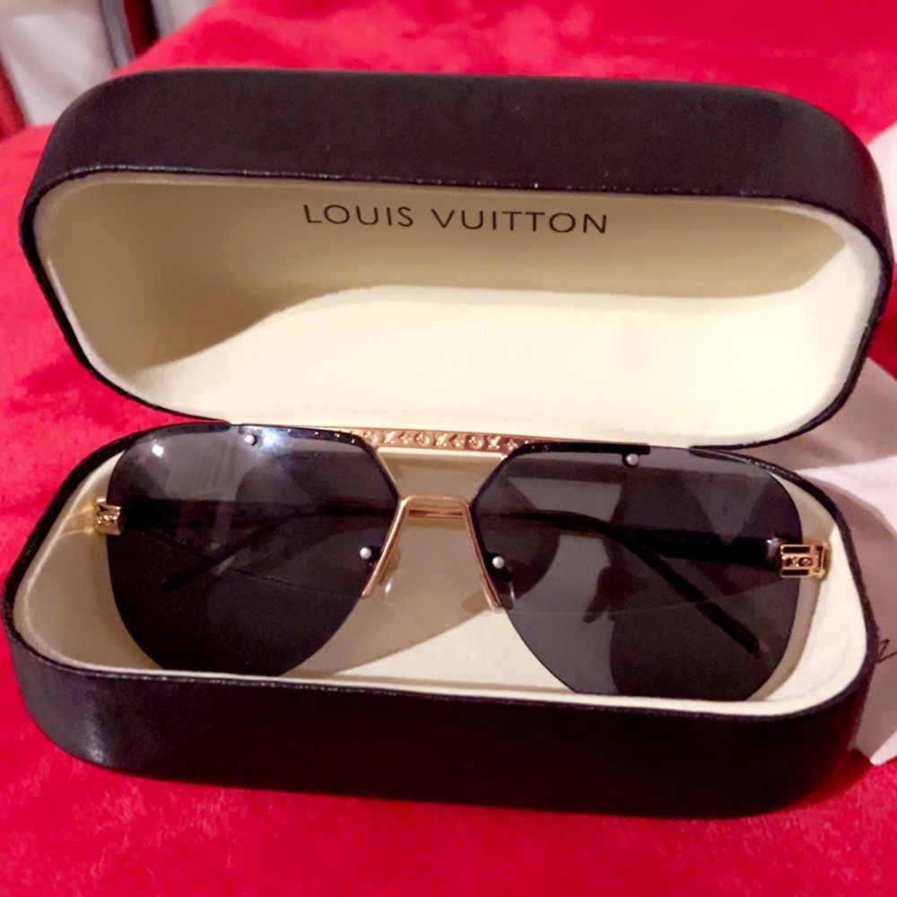 ✨ Louis Vuitton Ash Sunglasses ✨